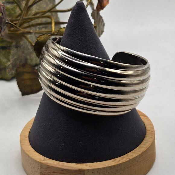 "5/$25" Wide Ribbed Silvertone Cuff Bracelet Sz Small - Picture 4 of 7